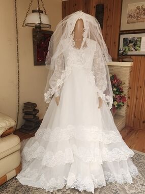 Pristine Vintage 1970s Alfred Angelo Lace Wedding Gown & Juliet Veil